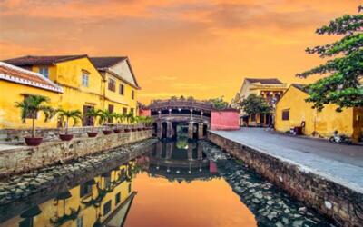 Bãi biển Vũng Tàu vào cuối tuần với trời xanh, biển đẹp và không khí du lịch thư giãn, phù hợp cho bài viết cuối tuần nên đi đâu ở Việt Nam