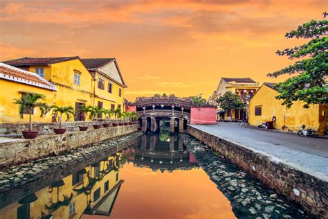 Bãi biển Vũng Tàu vào cuối tuần với trời xanh, biển đẹp và không khí du lịch thư giãn, phù hợp cho bài viết cuối tuần nên đi đâu ở Việt Nam