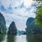 Cảnh quan Ninh Bình với sông nước, núi đá vôi và ruộng lúa xanh, phù hợp cho bài viết cuối tuần nên đi đâu ở Việt Nam