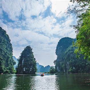 Cảnh quan Ninh Bình với sông nước, núi đá vôi và ruộng lúa xanh, phù hợp cho bài viết cuối tuần nên đi đâu ở Việt Nam